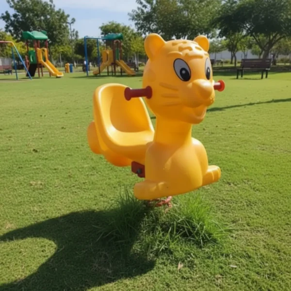 كرسي هزاز للأطفال على شكل نمر برتقالي اللون، مصمم من البلاستيك المتين مع مقابض يد مريحة، موضوع على أرضية