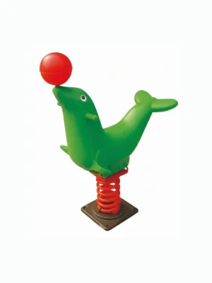 كرسي هزاز للأطفال بتصميم دولفين أخضر، مصنوع من البلاستيك المتين مع مقابض يد مريحة، موضوع على أرضية