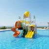 مجموعة زحاليق مائية ثلاثية للأطفال، تتضمن زحليقة مزدوجة وزحليقة حلزونية، مع سلم صعود ودلو ماء علوي.