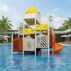 مجموعة زحاليق مائية ثلاثية للأطفال، تتضمن زحليقة مزدوجة وزحليقة حلزونية، مع سلم صعود ودلو ماء علوي.