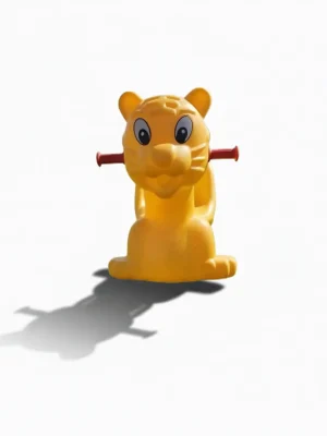 كرسي هزاز للأطفال على شكل نمر برتقالي اللون، مصمم من البلاستيك المتين مع مقابض يد مريحة، موضوع على أرضية