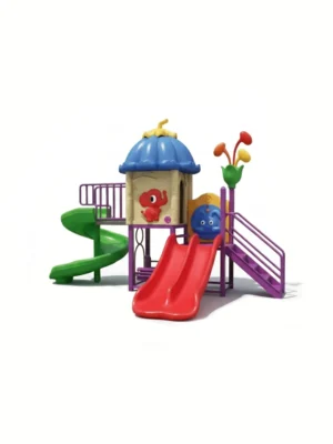 مجموعة زحاليق ومراجيح صغيرة للأطفال في الحديقة المنزلية